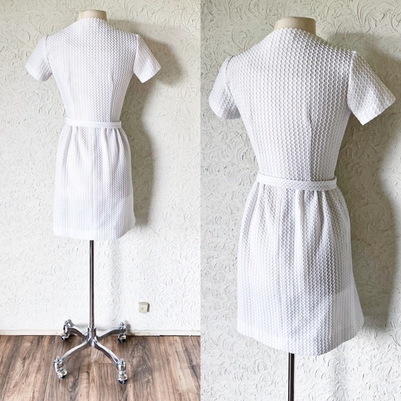 1960’s White Squiggle Pattern Dress | Vintage - Picture 2 of 10